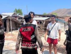 Jaga Kenyamanan Wisatawan, Sat Samapta Polres Sumbawa Barat Patroli di Pantai Kertasari