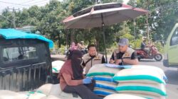 Kepolisian Resor (Polres) Lombok Barat melalui Satuan Reserse Kriminal (Satreskrim) mengerahkan Tim Satuan Tugas Reserse (Satgasres) Sapu Bersih (Saber) Pelanggaran Harga, Keamanan, dan Mutu Pangan untuk memantau stabilitas harga bahan pokok penting (bapokting) di Pasar Tradisional Gerung, Kabupaten Lombok Barat, pada Selasa, 8 September 2026. Kegiatan inspeksi mendadak yang dimulai pukul 10.00 Wita ini dilakukan guna memastikan kepatuhan para pedagang terhadap ketentuan Harga Eceran Tertinggi (HET) serta Harga Acuan Penjualan (HAP) yang telah ditetapkan oleh pemerintah. Dasar Hukum dan Pelaksanaan Pengawasan Operasi pemantauan harga pasar ini berlandaskan pada Surat Keputusan Kepala Badan Pangan Nasional (SK Kabapanas) Nomor 97/TS.02.02/K/01/2026 tentang Tim Sapu Bersih Pelanggaran Harga, Keamanan, dan Mutu Pangan Tahun 2026. Dalam pelaksanaannya, anggota Satgasres menyambangi sejumlah kios pedagang eceran di kompleks Pasar Tradisional Gerung, di antaranya Toko Ibu Huriah, Toko Ibu Erel, Toko Ibu Sum, Toko Ibu Ning, Toko Ibu Hadijah, dan Toko Pak Mar. Pengecekan ini difokuskan untuk mengantisipasi potensi lonjakan harga yang tidak wajar serta menjaga kepastian mutu komoditas pangan yang dikonsumsi masyarakat sehari-hari di wilayah hukum Polda Nusa Tenggara Barat (NTB). Rincian Temuan Harga Bahan Pokok di Lapangan Berdasarkan hasil pemantauan langsung di enam titik toko tradisional tersebut, mayoritas komoditas pangan terpantau berada dalam kondisi stabil, bahkan beberapa di antaranya dijual di bawah ketentuan HET maupun HAP. Beras premium tercatat dijual seharga Rp14.500 per kilogram (di bawah HET), sementara beras medium dibanderol Rp13.500 per kilogram (sesuai HET). Untuk komoditas bumbu dapur, bawang merah dan bawang putih sama-sama dijual seharga Rp35.000 per kilogram, yang berada di bawah HAP. Namun, anomali harga ditemukan pada komoditas cabai rawit merah yang melonjak hingga mencapai Rp95.000 per kilogram, berada di atas ketentuan HAP. Sementara itu, cabai merah keriting masih stabil di angka Rp35.000 per kilogram atau di bawah HAP. Komoditas gula pasir, baik curah maupun kemasan, terpantau seragam dijual seharga Rp17.500 per kilogram, yang telah sesuai dengan HAP. Stabilitas harga juga terlihat pada produk protein hewani, di mana daging sapi paha belakang dijual Rp138.000 per kilogram dan paha depan Rp135.000 per kilogram (sesuai HAP). Telur ayam ras dijual Rp29.500 per kilogram (di bawah HAP), daging ayam ras Rp42.000 per kilogram (sesuai HAP), serta minyak goreng rakyat merek Minyakita stabil di harga Rp15.700 per kilogram sesuai HAP. Komitmen Pengawasan Berkelanjutan Kasat Reskrim Polres Lombok Barat, AKP Heddy Permana Putra, S.Tr.K., S.I.K., menegaskan bahwa kegiatan pengawasan ini akan terus dilakukan secara berkala di berbagai pasar tradisional lainnya di wilayah Kabupaten Lombok Barat. Langkah preventif ini diambil demi melindungi hak-hak konsumen serta menjaga iklim perdagangan yang sehat dan transparan di tengah masyarakat. “Hasil pengecekan hari ini menunjukkan bahwa sebagian besar bahan pokok penting di Pasar Tradisional Gerung masih stabil dan sesuai dengan HET maupun HAP yang berlaku. Namun, kami mencatat adanya komoditas seperti cabai rawit merah yang harganya berada di atas HAP. Tim Satgasres akan terus memantau pergerakan harga ini secara intensif untuk mengantisipasi gejolak lebih lanjut di pasaran,” ujar AKP Heddy Permana Putra saat memberikan keterangan terkait hasil sidak tersebut. Pihak kepolisian mengimbau para pedagang agar tetap mematuhi ketentuan harga yang berlaku dan tidak melakukan spekulasi harga yang dapat merugikan masyarakat luas. Satgasres Saber Pangan Polres Lombok Barat juga membuka ruang koordinasi dengan instansi terkait guna mengambil langkah antisipatif apabila ditemukan pelanggaran distribusi maupun lonjakan harga yang signifikan kedepannya.