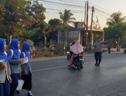 Konsep Polsek Sikur Gelar Rawan Pagi di Depan SMPN 1 Sikur, Bantu Siswa dan Pengguna Jalan