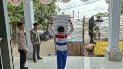 Bhabinkamtibmas Desa Lenek Daya Monitor Penyaluran Bantuan Pangan Beras, Ajak Warga Jaga Kamtibmas