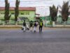 Bhabinkamtibmas Pringgabaya Gelar Strong Point Pagi, Bantu Siswa Menyeberang Jalan