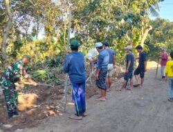Babinsa dan Warga Kompak Buka Akses Pelebaran Jalan