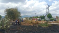 Lahan Kering Terbakar, Babinsa dan Warga Sigap Bertindak