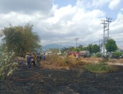 Lahan Kering Terbakar, Babinsa dan Warga Sigap Bertindak