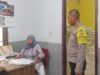 Bhabinkamtibmas Polsek Madapangga, Kawal Penyaluran Bantuan Beras di Desa Dena