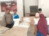 Bhabinkamtibmas Polsek Bolo Laksanakan Pengamanan dan Monitoring Penyaluran Bantuan Beras di Desa Binaannya