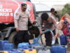 Polres Sumbawa Barat Salurkan Air Bersih untuk Warga Dusun Sagena, Kapolres Ajak Masyarakat Hemat Air dan Cegah Karhutla
