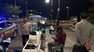 Cegah Gangguan 3C, Polsek Labuhan Badas Gelar Patroli Blue Light Malam Hari di Wilkum Labuhan Badas