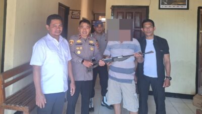 Tokoh Pemuda Desa Rompo Serahkan Senjata Laras Panjang Secara Sukarela ke Polsek Langgudu
