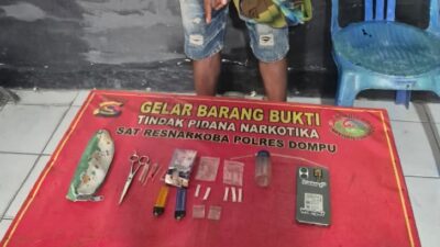 Polsek Pekat Amankan Terduga Penyalahgunaan Narkotika, Sabu Bruto 0,97 Gram Diserahkan ke Satresnarkoba  Dompu, NTB — Anggota Polsek Pekat mengamankan seorang laki-laki berinisial MY (35), warga Kecamatan Pekat, Kabupaten Dompu, yang diduga terlibat dalam tindak pidana penyalahgunaan narkotika. Dari hasil penggeledahan di sebuah rumah di Desa Soritatanga, Kecamatan Pekat, petugas menemukan barang bukti yang diduga narkotika jenis sabu dengan berat bruto 0,97 gram.  Pengungkapan tersebut berawal dari adanya laporan pengaduan masyarakat terkait dugaan pencurian dua ekor sapi pada Minggu (13/9/2026) sekitar pukul 23.00 Wita. Menindaklanjuti informasi tersebut, anggota Polsek Pekat melakukan penyelidikan hingga menemukan dua ekor sapi yang diduga berkaitan dengan laporan tersebut di rumah seorang pembeli sapi di wilayah Kecamatan Pekat.  Selanjutnya, pada Senin (14/9/2026) sekitar pukul 03.00 Wita, anggota Polsek Pekat melakukan penindakan terhadap terduga MY di wilayah Desa Soritatanga. Dalam rangkaian penggeledahan yang disaksikan saksi masyarakat, petugas menemukan sejumlah barang yang diduga berkaitan dengan penyalahgunaan narkotika.  Barang bukti yang diamankan antara lain tiga klip berisi kristal bening yang diduga narkotika jenis sabu, plastik klip, satu bong lengkap sebagai alat hisap, serta sebuah tas/dompet yang berisi gunting, korek api dan klip kosong bekas pakai. Setelah dilakukan pemeriksaan awal, narkotika jenis sabu tersebut memiliki berat bruto 0,97 gram.  Selain itu, dari rangkaian penanganan perkara awal, petugas juga mengamankan tiga orang yang diduga berkaitan dengan perkara dugaan penadahan/pencurian ternak untuk menjalani pemeriksaan lebih lanjut.  Pada Senin (14/9/2026) sekitar pukul 16.00 Wita, anggota Polsek Pekat kemudian menyerahkan terduga beserta barang bukti dugaan narkotika kepada Penyidik Satresnarkoba Polres Dompu di ruang Satresnarkoba Polres Dompu untuk dilakukan penyelidikan dan penyidikan lebih lanjut.  Kasatresnarkoba Polres Dompu IPTU RAHMADUN SISWADI, S.H., membenarkan adanya penyerahan tersebut. Ia menjelaskan bahwa setelah menerima terduga dan barang bukti dari Polsek Pekat, pihaknya langsung melakukan langkah-langkah penyelidikan dan penyidikan sesuai prosedur hukum.  “Setelah menerima penyerahan dari Polsek Pekat, Satresnarkoba Polres Dompu melakukan pemeriksaan awal terhadap terduga dan barang bukti yang diserahkan. Selanjutnya kami akan mendalami asal-usul narkotika, keterlibatan pihak lain serta melakukan serangkaian tindakan penyidikan sesuai ketentuan yang berlaku,” ujar IPTU Rahmadun.  Menurutnya, penyidik juga akan melakukan pemeriksaan terhadap saksi-saksi, menginterogasi terduga, melakukan penyelidikan terhadap sumber narkotika, serta melaksanakan gelar perkara sebagai bagian dari proses penentuan langkah hukum selanjutnya.  “Penyidik akan bekerja secara profesional dan berdasarkan alat bukti yang diperoleh. Setiap perkembangan akan kami tindak lanjuti sesuai prosedur, termasuk pemeriksaan saksi, penyusunan laporan polisi, pemberkasan dan koordinasi dengan pihak terkait,” tegasnya.  Terhadap terduga, penyidik mendalami dugaan tindak pidana memiliki, menguasai atau menyimpan narkotika, dengan penerapan pasal yang akan ditentukan berdasarkan hasil penyidikan dan alat bukti yang diperoleh.  Sementara itu, Tanggapan Kapolres Dompu AKBP Sodikin Fahrojin Nur, S.I.K. melalui Kasi Humas Polres Dompu IPTU I Nyoman Suardika, menyampaikan apresiasi terhadap respons cepat anggota Polsek Pekat dalam menindaklanjuti laporan masyarakat hingga menemukan adanya dugaan tindak pidana narkotika.  “Polres Dompu berkomitmen untuk terus memberantas peredaran dan penyalahgunaan narkotika di wilayah hukum Polres Dompu. Setiap informasi dari masyarakat akan kami tindak lanjuti dan apabila ditemukan adanya tindak pidana, akan diproses sesuai hukum yang berlaku,” jelas IPTU I Nyoman Suardika.  Ia menambahkan bahwa sinergi antara masyarakat, Polsek jajaran dan Satresnarkoba sangat penting dalam mengungkap peredaran narkotika.  “Polres Dompu mengajak masyarakat untuk tidak ragu memberikan informasi apabila mengetahui adanya aktivitas yang berkaitan dengan peredaran maupun penyalahgunaan narkotika. Identitas pelapor akan ditangani sesuai ketentuan dan setiap laporan akan ditindaklanjuti secara profesional,” pungkasnya.  Saat ini, Satresnarkoba Polres Dompu masih melakukan penyelidikan dan penyidikan lebih lanjut untuk mengungkap sumber narkotika serta kemungkinan adanya pihak lain yang terlibat.  Seluruh rangkaian kegiatan penangkapan, penggeledahan hingga penyerahan terduga dan barang bukti berlangsung dalam keadaan aman dan lancar.  Demikian Rilisan Resmi Humas Polres Dompu