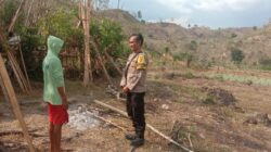 Bhabinkamtibmas Desa Rababaka Sambangi Petani Bawang, Ingatkan Pentingnya Perawatan Tanaman untuk Cegah Gagal Panen