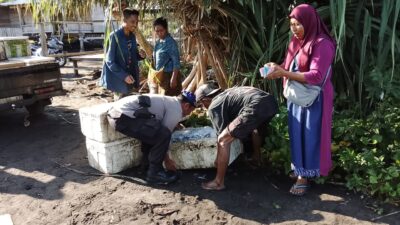 Sat Polairud Polres Dompu Hadir di Tengah Masyarakat Pesisir, Bantu Nelayan dan Sampaikan Himbauan Keselamatan