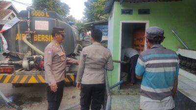 Polres Dompu Salurkan Bantuan Air Bersih kepada Warga Terdampak Kemarau di Simpasai