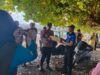 Kapolsek Hu’u Bersama Bhabinkamtibmas Ikut Beach Clean, Dukung Kebersihan Pesisir dan Kepedulian Lingkungan