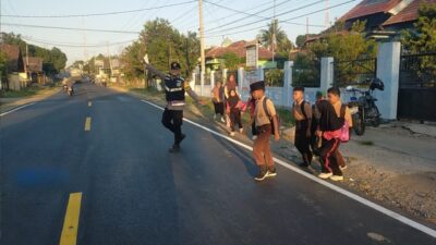 Ciptakan Keamanan Berlalu Lintas di Jam Rawan, Polsek Utan Gelar Strong Point Pagi di SDN 4 Utan