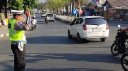 Polres Dompu Gelar Strong Point Pagi, Pastikan Kelancaran Arus Lalu Lintas dan Keselamatan Pengguna Jalan