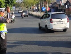 Polres Dompu Gelar Strong Point Pagi, Pastikan Kelancaran Arus Lalu Lintas dan Keselamatan Pengguna Jalan