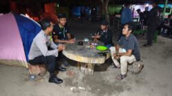 Bhabinkamtibmas Jambu Monitoring Kemah Akbar di Pantai Wadu Jao, Sampaikan Imbauan Keamanan kepada Pengunjung