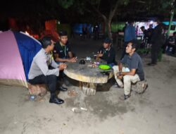 Bhabinkamtibmas Jambu Monitoring Kemah Akbar di Pantai Wadu Jao, Sampaikan Imbauan Keamanan kepada Pengunjung