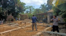 Bhabinkamtibmas Pekat Jalin Kedekatan dengan Warga, Bantu Pemasangan Kawat Slot Pembangunan Rumah