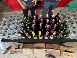 Jelang Pilkades 2026, Polsek Sape Sita 80 Botol Miras dari Arak hingga Anggur Kolesom