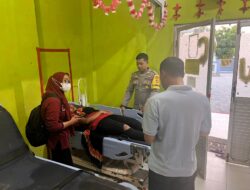 Anggota Polsek Brang Rea Bantu Kecelakaan Lalu Lintas Tunggal