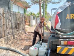 Bhabinkamtibmas Desa Lepadi Salurkan Air Bersih untuk Warga di Tengah Musim Kekeringan
