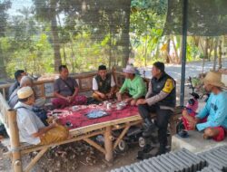 Bhabinkamtibmas Desa Denggen Timur Sambangi Warga, Sampaikan Imbauan Kamtibmas dan Dukung Ketahanan Pangan
