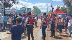 Patroli di Tepas, Sat Samapta Polres Sumbawa Barat Sigap Bantu Evakuasi dan Padamkan Kebakaran Rumah Warga