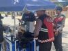Patroli di Telaga Bertong, Polisi Sapa Pedagang Kopi Keliling Sampaikan Pesan Kamtibmas