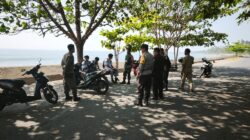Bhabinkamtibmas Bersama Aparat Kelurahan Tertibkan Pelajar yang Berkeliaran di Pantai Suryawangi Saat Jam Belajar