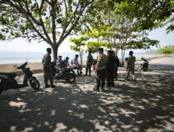 Bhabinkamtibmas Bersama Aparat Kelurahan Tertibkan Pelajar yang Berkeliaran di Pantai Suryawangi Saat Jam Belajar