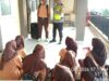 Bhabinkamtibmas Desa Apitaik Sosialisasikan Program Polisi Peduli Pendidikan dan Imbau Siswa Tertib Berlalu Lintas