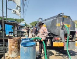 Respon Cepat Krisis Air Bersih, Sat Samapta Polres Sumbawa Bersama BPBD Salurkan Bantuan di Moyo Hulu dan Moyo Utara