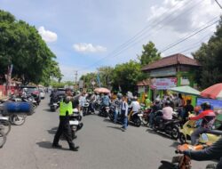 Sambut Jam Kepulangan Sekolah, Satlantas Polres Sumbawa Gencarkan Pengaturan Lalu Lintas Strong Point Siang