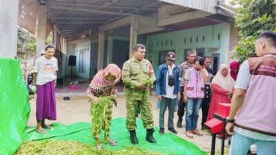 Sinergi Babinsa dan Mahasiswa KKN Perkuat Ekonomi Peternak Desa