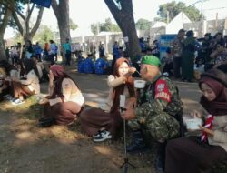Momen Humanis HUT TNI, Babinsa Disuapi Siswi Pramuka