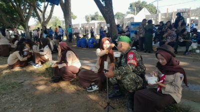 Momen Humanis HUT TNI, Babinsa Disuapi Siswi Pramuka