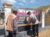 Cegah Kebakaran Hutan dan Lahan, Bhabinkamtibmas Sekongkang Bawah Pasang Banner Imbauan Kapolres Sumbawa Barat