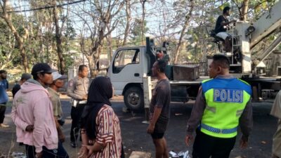 Polsek Rasanae Barat Gerak Cepat Evakuasi Truk Buah Terguling di Danataraha