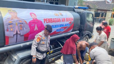 Polres Bima Kota Respons Permintaan Masyarakat, Salurkan Bantuan Air Bersih di Kelurahan Dara