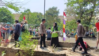 Sambut Kedatangan Kapal Pesiar Heritage Adventure, Polsek Labuan Badas Kawal Ketat Wisatawan Asing di Pantai Goa dan Dusun Pamulung