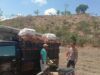 Bhabinkamtibmas Rababaka Ajak Petani Sisihkan Hasil Panen Bawang untuk Dukung Ketahanan Pangan