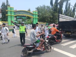 Unit Lantas Polsek Rasanae Barat Laksanakan Rawan Siang, Bantu Pelajar Menyebrang Jalan
