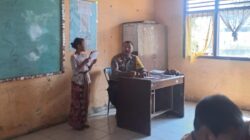 Polri Peduli Pendidikan, Bhabinkamtibmas Polsek Tambora Jadi Guru Agama Hindu Gratis di SDN 02 Labuhan Kananga