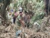 Jaga Keasrian dan Cegah Banjir, Bhabinkamtibmas Menala Bersama Warga Gelar Gotong Royong Bersihkan Aliran Sungai