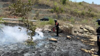 UPRC Dit Samapta Polda NTB Gerak Cepat Padamkan Karhutla di Bypass Mandalika Jelang Puncak MotoGP 2026