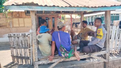 Bhabinkamtibmas Desa Mumbu Ajak Warga Manfaatkan Lahan Pekarangan untuk Dukung Ketahanan Pangan