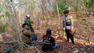 Jaga Kelestarian Alam, Bhabinkamtibmas Desa Labuhan Aji Dampingi Kelompok Kakatua Ranger Patroli di Taman Nasional Pulau Moyo