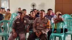 Dukung Kelancaran Pilkades, Bhabinkamtibmas Desa Kokarlian Hadiri Sosialisasi dan Simulasi E-Voting